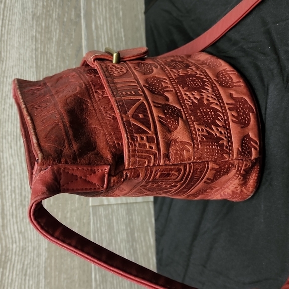 Hand tooled leather crossbody bag - Picture 3 of 6